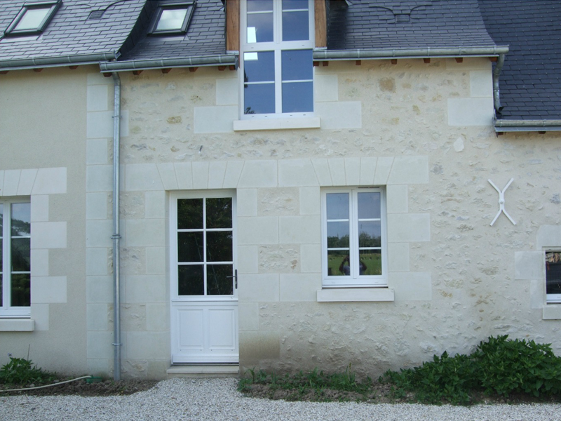 Ravalement d'une façade de longère à " pierre vue", appareillage en tuffeau